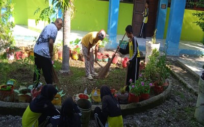Antusiasme Warga SMP Negeri 2 Margasari dalam mengikuti Kegitatan Jum'at Bersih